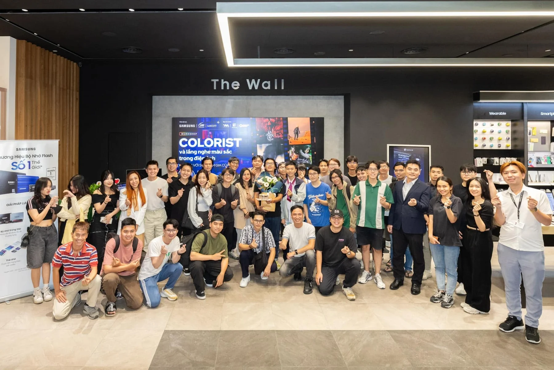 Người tham dự chụp ảnh tập thể tại workshop Lắng nghe màu sắc trong điện ảnh